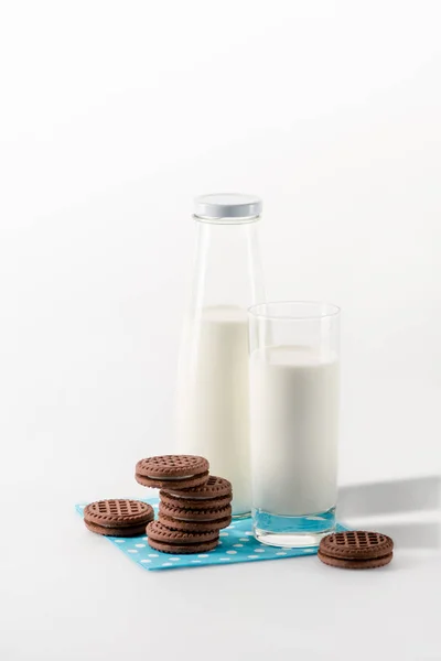 Latte in vetro e bottiglia con biscotti — Foto Stock