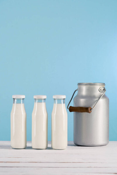 стеклянные бутылки молока с баночкой
