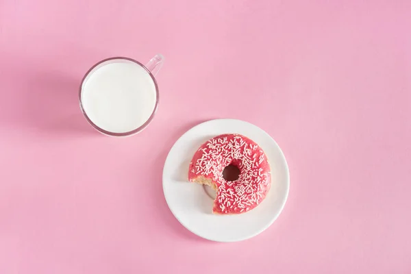 Glas kopp mjölk med donut på tallrik — Stockfoto