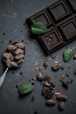 çikolata ve kakao çekirdekleri kaşıkla