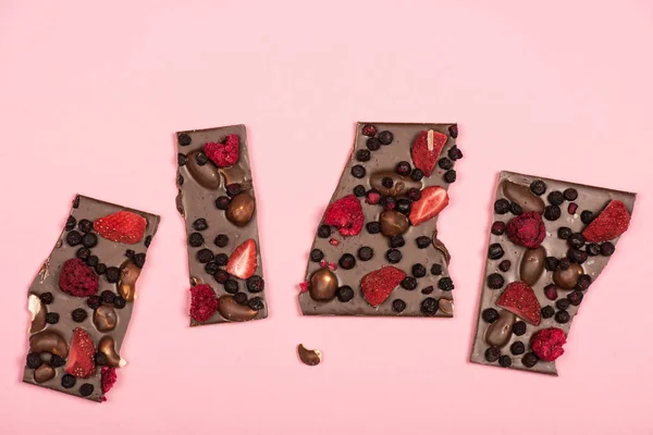 Čokoláda s oříšky a ovoce — Stock fotografie