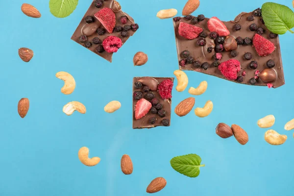 Chocolate chunks with strawberry — Free Stock Photo