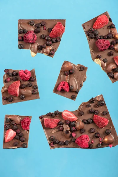 Chocolate chunks with strawberry — Free Stock Photo