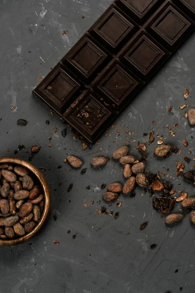 Barra de chocolate con granos de cacao —  Fotos de Stock