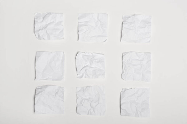 Смятая белая бумага
 
