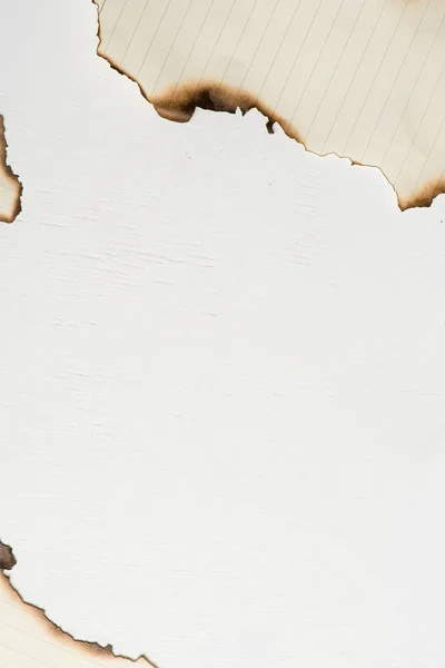 Trozos de hoja de papel con bordes quemados — Foto de Stock