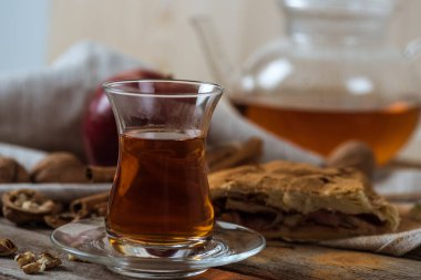 Ev yapımı elmalı turta.