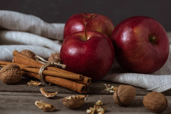 Červená jablka a skořicové tyčinky — Stock fotografie