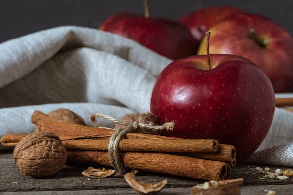 Red apples and cinnamon sticks — Stock Photo, Image