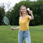 Badminton oynarken kadın