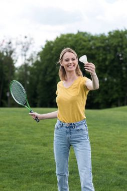 Badminton oynarken kadın 