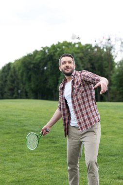 adam badminton oynarken 