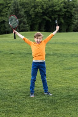 badminton raket ile çocuk 