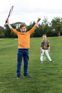 Badminton raket çocuklarla 