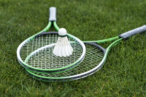 Badmintonbollen på badmintonracketar — Stockfoto