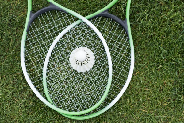 Shuttlecock en raquetas de bádminton — Foto de Stock