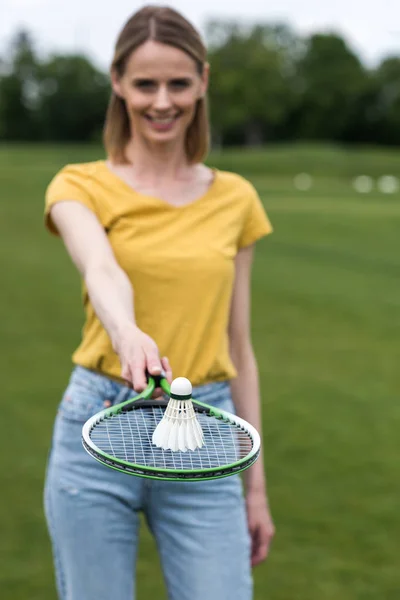 Mulher segurando badminton raquete com shuttlecock — Fotos gratuitas