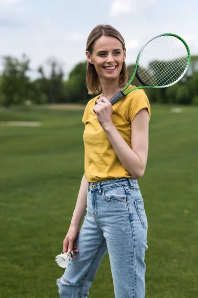 Mujer con raqueta de bádminton y lanzadera — Foto de Stock