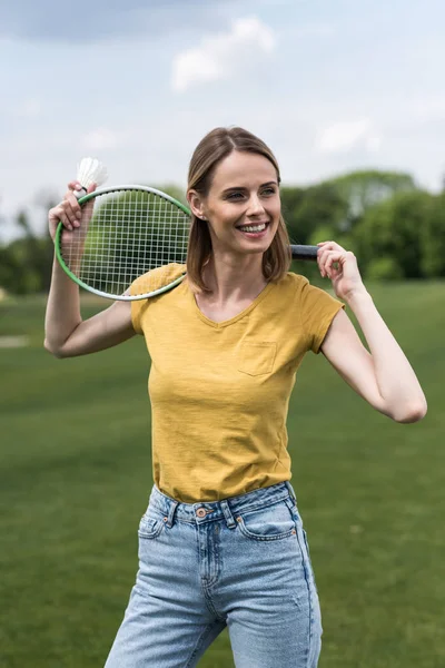 Žena s badminton raketa a kuželka — Stock fotografie