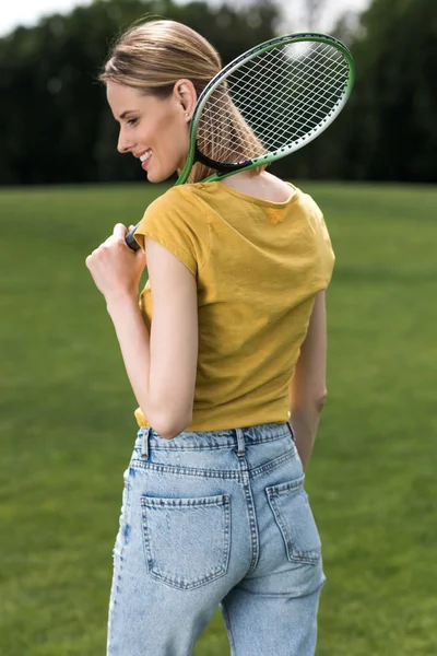 Γυναίκα με racquet Μπάντμιντον και shuttlecock — Φωτογραφία Αρχείου