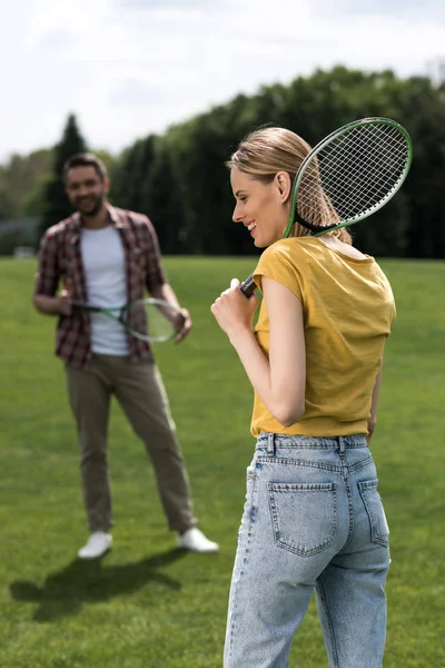 Casal jogando badminton — Fotografia de Stock