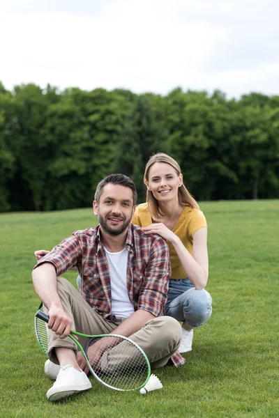 Pareja con raquetas de bádminton — Foto de Stock