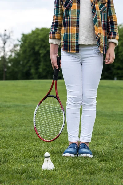 Menina com raquete de badminton — Fotografia de Stock
