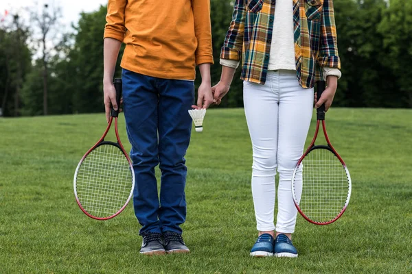 Crianças com raquetes de badminton — Fotografia de Stock