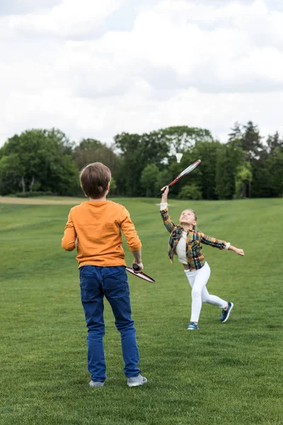 Enfants avec des raquettes de badminton — Photo