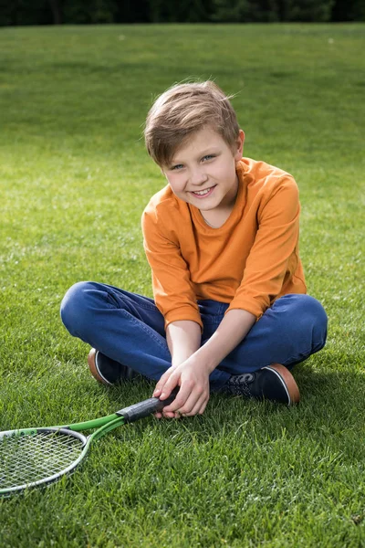 Jongen met badminton racket — Stockfoto