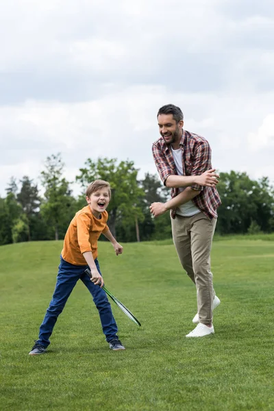 Father and son playing badminton — Stock Photo, Image