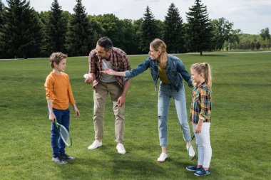 ebeveynlerin çocukları ile badminton oynamaya