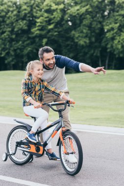 Baba kız bisiklet sürme öğretim