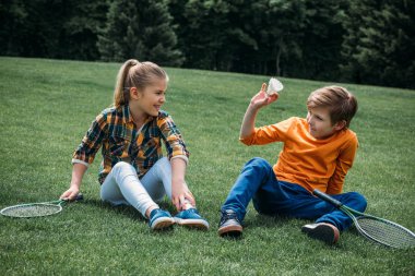 çok güzel çocuklar Park çimenlerin üzerinde oturan