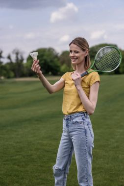 Badminton Raket ve raketle tutan kadın
