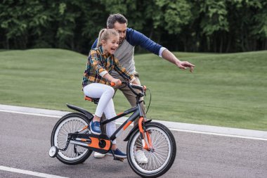 Baba öğretim kız bisiklet sürme