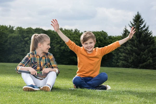 Дети с бадминтонными ракетками — стоковое фото