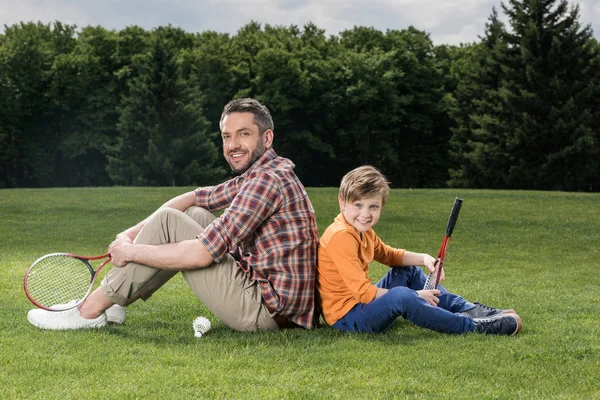 Vader en zoon spelen badminton — Stockfoto