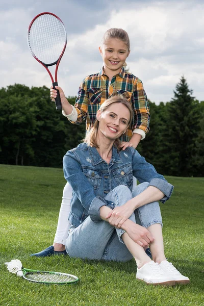 Mutter und Tochter ruhen auf grünem Rasen — kostenloses Stockfoto