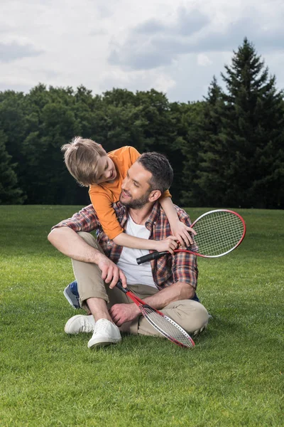 Pequeño hijo abrazando padre —  Fotos de Stock