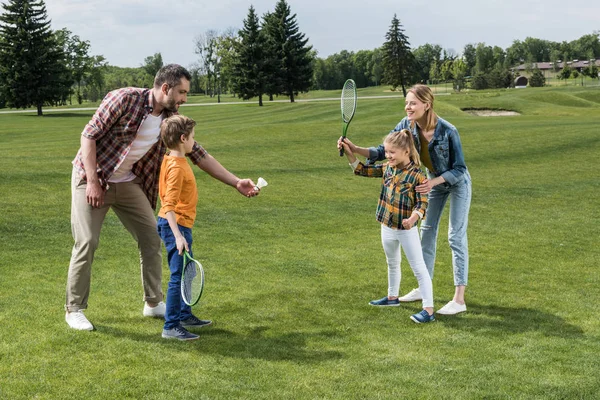 Eltern spielen mit Kindern Badminton — Stockfoto