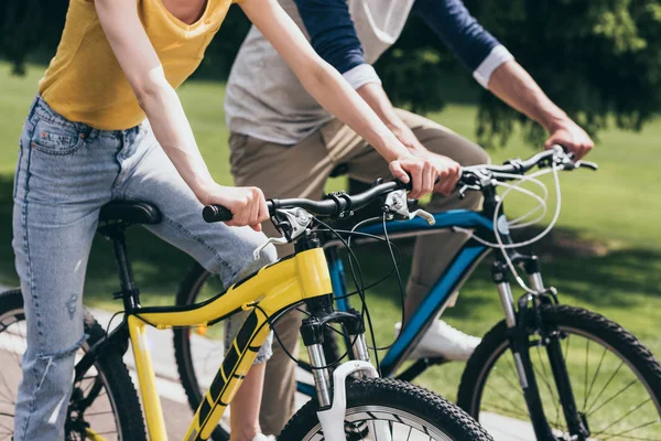 Couple riding bicycles — Stock Photo, Image