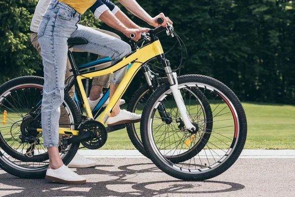 Bicicletas de equitação de casal — Fotografia de Stock