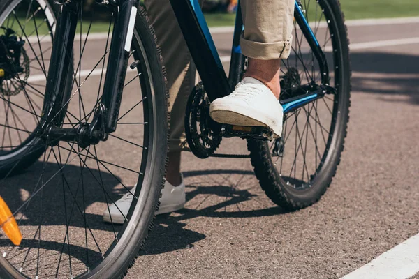 Man riding bicycle — Stock Photo, Image