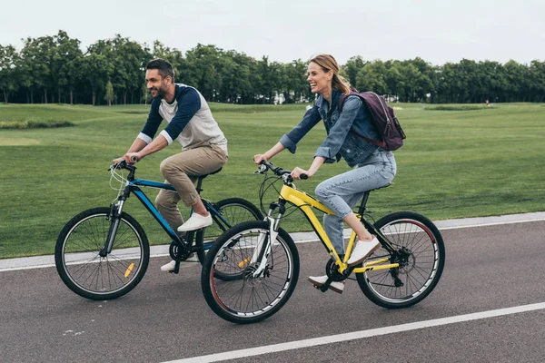 Couple riding bicycles — Stock Photo, Image