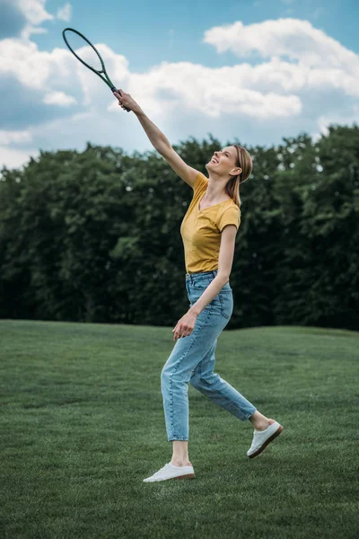 Wanita muda bermain bulutangkis di taman — Stok Foto