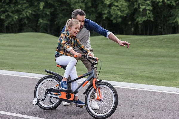 Père enseignement fille équitation vélo — Photo