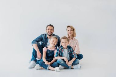 Kameraya bakarak gülümseyen aile