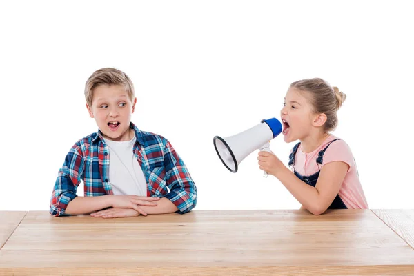 Ragazza con megafono urlando su suo fratello — Foto Stock