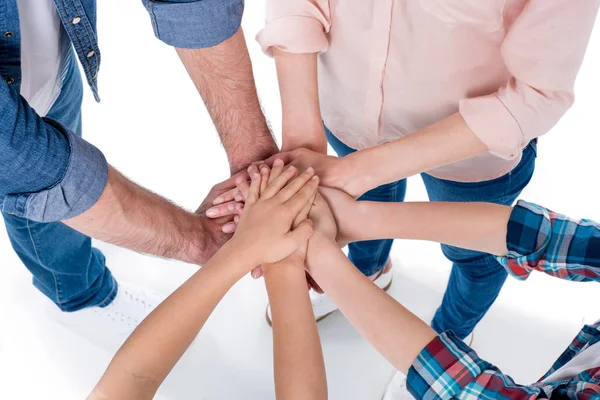 Familia haciendo pila de manos — Foto de Stock